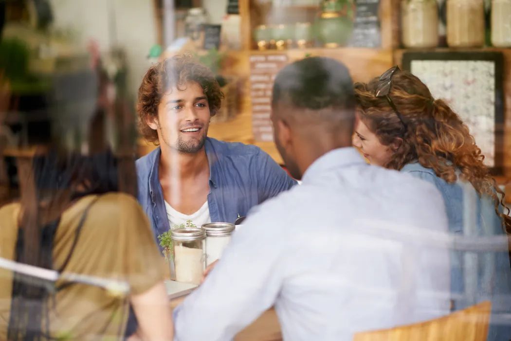 Berufsunfähigkeitsversicherung: Freunde im Café Ratgeber Berufsunfähigkeitsversicherung vor dem Vertragsabschluss