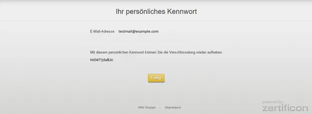 Eine Webseite zur Bestätigung der Passwortwiederherstellung. Es enthält eine E-Mail-Adresse und ein generiertes Kennwort, mit dem die Verschlüsselung aufgehoben werden kann. Ein gelber Button mit der Aufschrift "Fertig" ist sichtbar.