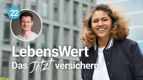 Vor einem modernen Gebäude steht eine Person in einer dunklen Jacke. Der Schriftzug "LebensWert" und "Das Jetzt versichern" ist prominent im Vordergrund platziert.