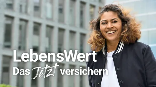 Cover des Versicherungspodcast der Hannoversche: LebensWert - das Jetzt versichern. Die Host des Podcasts Shiloo Köhnke steht lachend vor dem Firmengebäude der Hannoversche Lebensversicherung