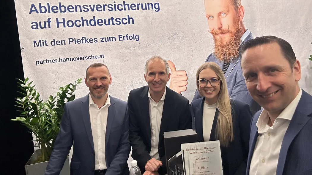 risControl Auszeichnung servicefreundlichster Versicherer 2024 Team
