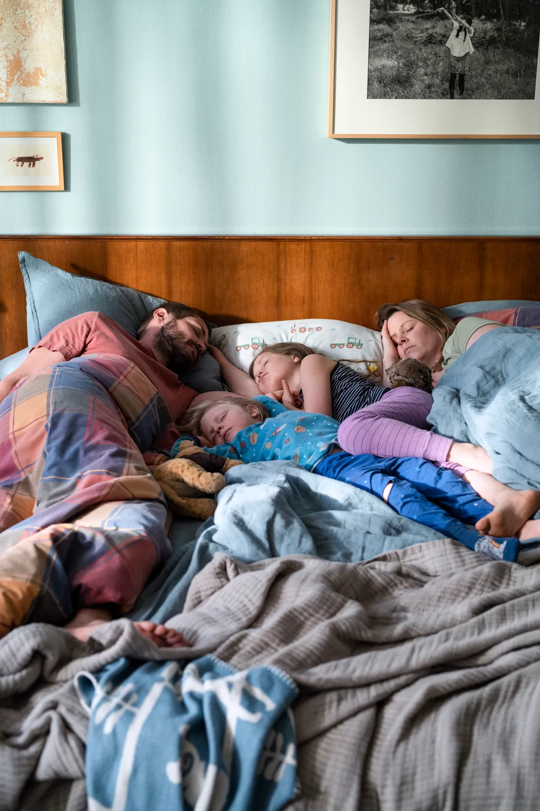 Das Jetzt versichern: Familie im Bett Das Jetzt versichern: Familie im Bett