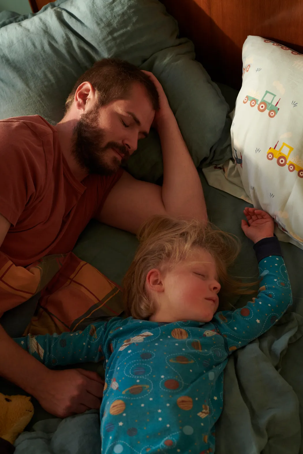 Das Jetzt versichern: Vater mit Sohn im Bett Das Jetzt versichern: Vater mit Sohn im Bett