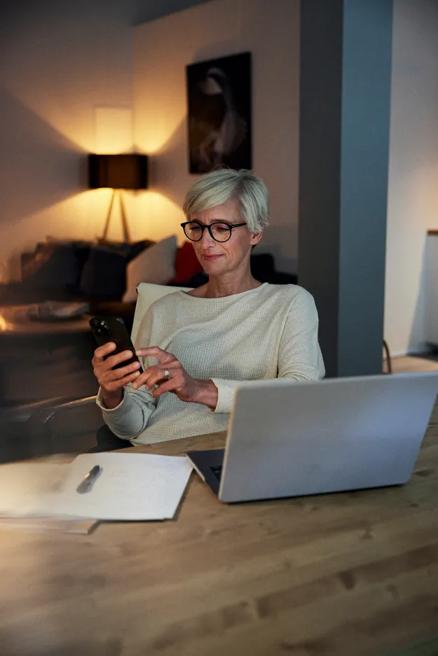 Kampagne: Silke abends am Schreibtisch
