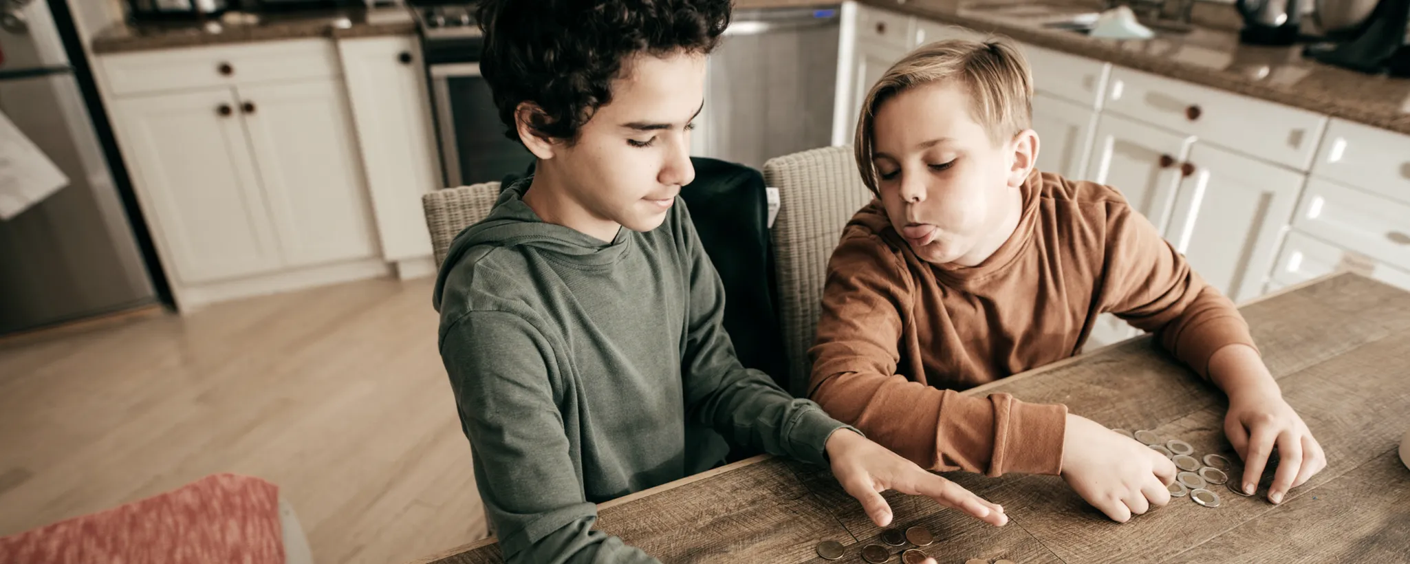 Schüler sparen Geld am Tisch