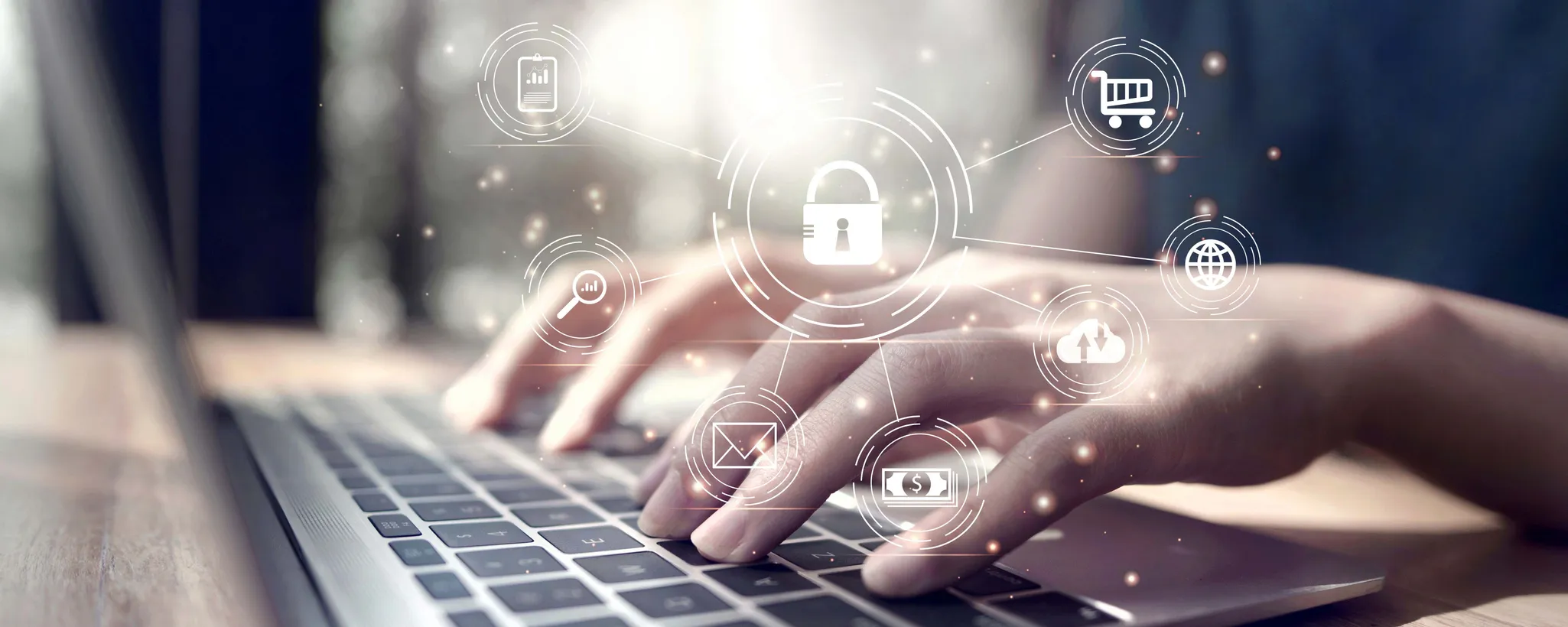 Auf dem Bild tippen Hände auf einer Laptop-Tastatur, während Symbole für Sicherheit und digitalen Nachlass eingeblendet sind. Der Blick konzentriert sich auf das wichtigste Symbol, ein Schloss, das für Datenschutz steht.