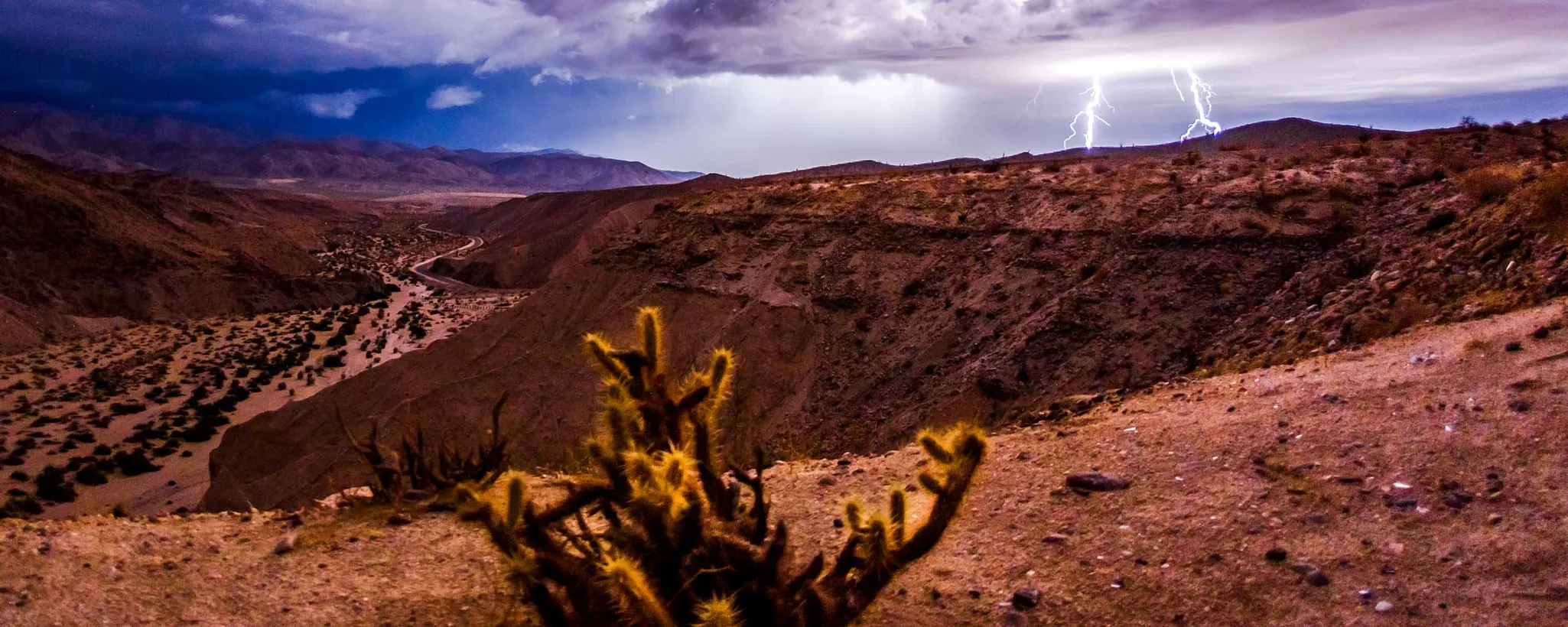 Ein Unwetter in einem Canyon mit Blitzeinschlag.