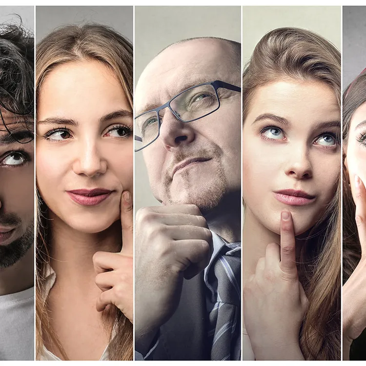 Eine Reihe von Personen, deren Gesichter verschwommen sind. Sie tragen unterschiedliche Kleidungsstile und berühren ihre Kinnpartie, was die Frage aufwirft: Welche Altersvorsorgelösung ist für sie geeignet?