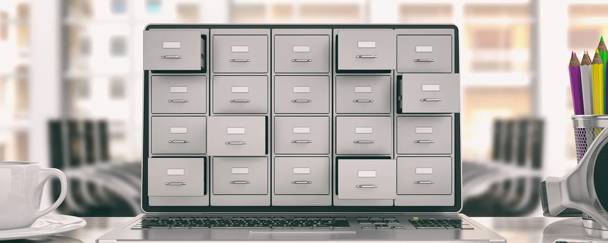 Ein Laptop-Bildschirm zeigt ein digitales Ablagesystem mit kleinen Schubladen, symbolisch für die organisierten Daten von Versicherungen. Im Allgemeinen vermittelt das Bild Ordnung und räumt mit Vorurteilen über digitales Chaos auf.