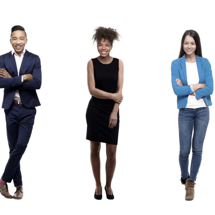 Neun Personen in verschiedenen Business Casual Outfits, die stilsicher für diverse Jobanlässe gekleidet sind. Die dargestellten Kleidungsstile bieten wertvolle Tipps für passende Büro- und Geschäftskleidung.