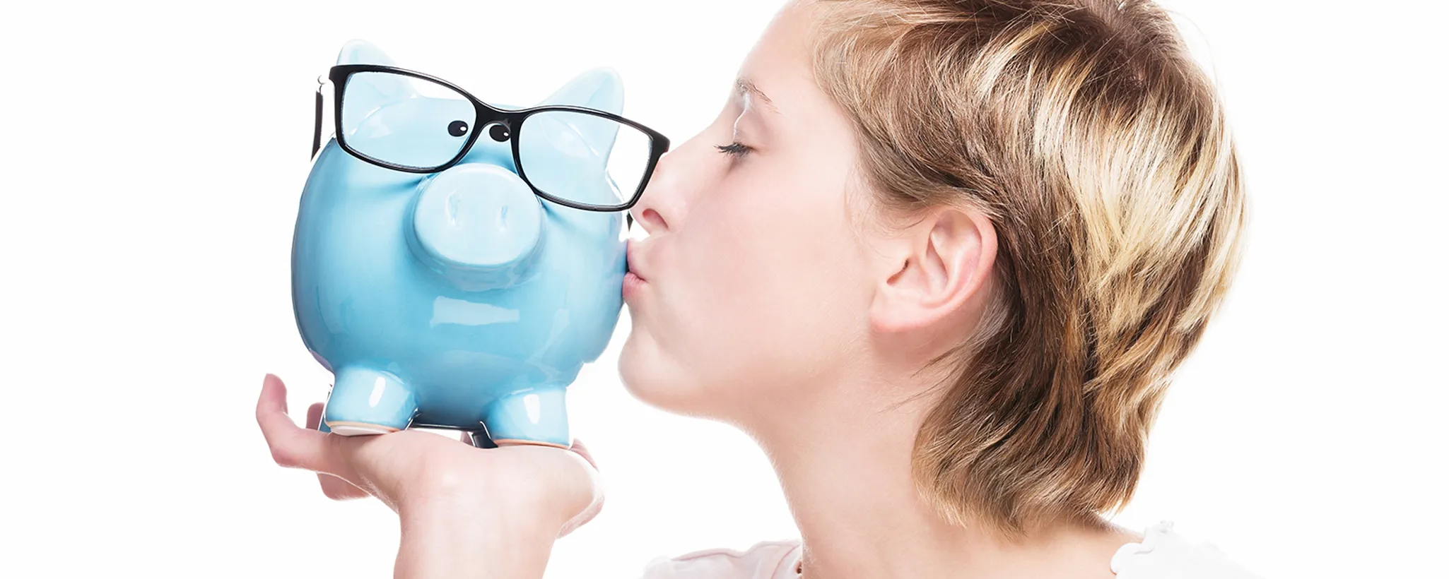 Eine Person hält ein blaues Sparschwein mit Brille in der Hand. Das Bild symbolisiert den Weltspartag, der die Bedeutung des Sparens hervorhebt. Das Sparschwein wirkt humorvoll und modern.
