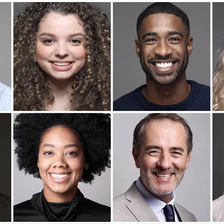 Acht Personen, die interkulturelle Teams repräsentieren. Ihre Vielfalt spiegelt sich in unterschiedlichen Hauttönen und Haarstrukturen wider, was Kreativität und Potenzial für Kundenarbeit betont.