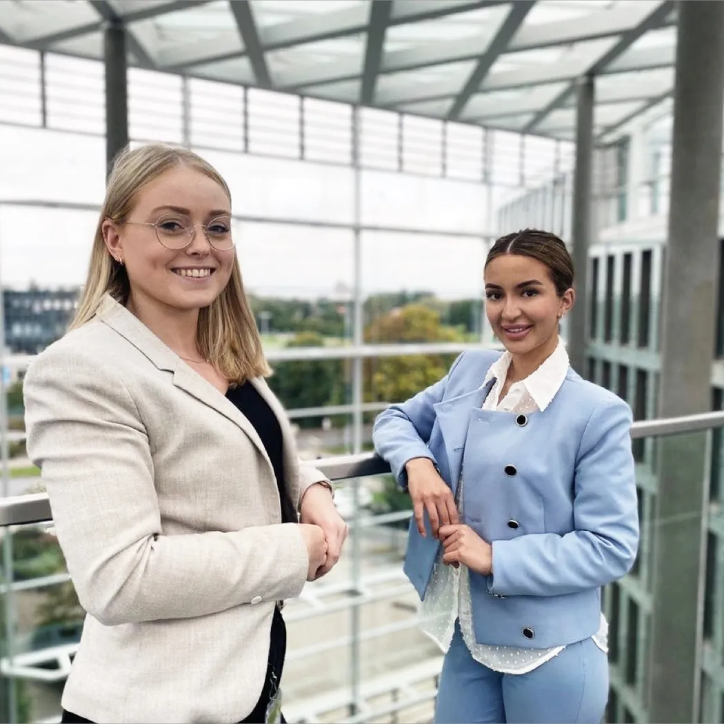 Laura und Merve im Gespräch über die Ausbildung Laura und Merve, Auszubildene der VHV Gruppe